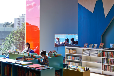 Børn på bibliotek med stærke farver. Foto: Kista